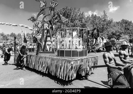 PRETORIA, SÜDAFRIKA - 05. Jan 2021: Eine Graustufe von Festwagen und Kostümen beim Gauteng Karneval in Pretoria, Südafrika Stockfoto