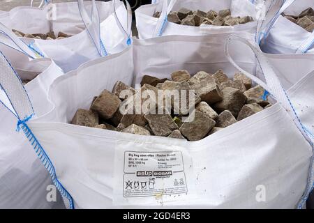 Big Bags gefüllt mit Steinen, Berlin, Deutschland Stockfoto