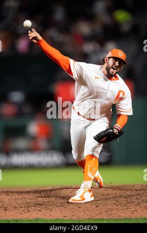 San Francisco, USA. 10. August 2021: San Francisco Giants Relief Pitcher Dominic Leone (52) kommt in die Spitze der siebten Inning, während eines MLB-Spiel zwischen den Arizona Diamondbacks und den San Francisco Giants im Oracle Park in San Francisco, Kalifornien. Valerie Shoaps/CSM Credit: CAL Sport Media/Alamy Live News Stockfoto