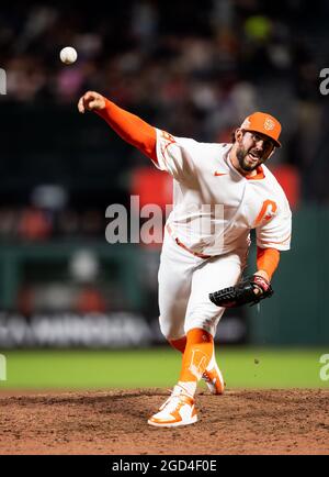 San Francisco, USA. 10. August 2021: San Francisco Giants Relief Pitcher Dominic Leone (52) kommt in die Spitze der siebten Inning, während eines MLB-Spiel zwischen den Arizona Diamondbacks und den San Francisco Giants im Oracle Park in San Francisco, Kalifornien. Valerie Shoaps/CSM Credit: CAL Sport Media/Alamy Live News Stockfoto