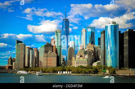 NEW YORK CITY, VEREINIGTE STAATEN - 17. Jul 2021: Ein Blick auf New York City vom Hafen aus Stockfoto