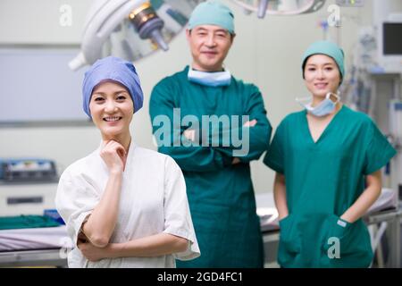 Plastische Chirurgen mit Patient im Operationssaal Stockfoto