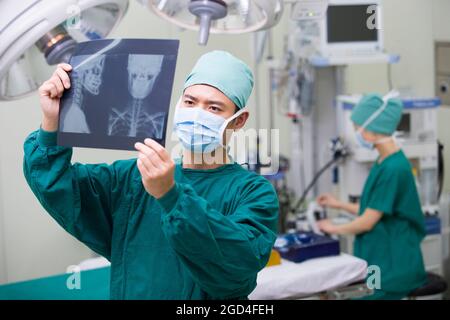Plastische Chirurgen arbeiten im Operationssaal Stockfoto