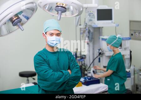 Plastische Chirurgen im Operationssaal Stockfoto