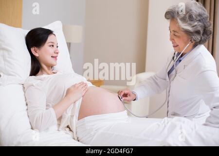 Arzt untersuchen schwangere Frau Stockfoto