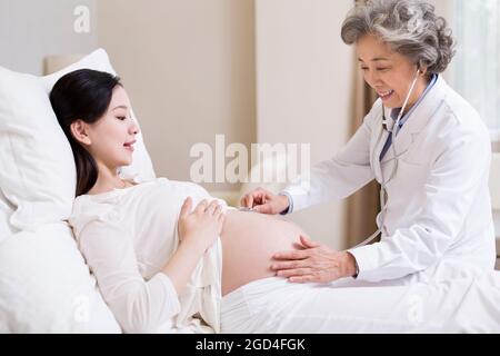 Arzt untersuchen schwangere Frau Stockfoto