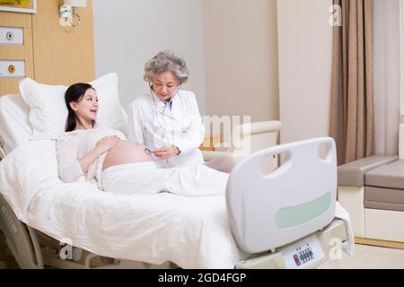 Arzt untersuchen schwangere Frau Stockfoto