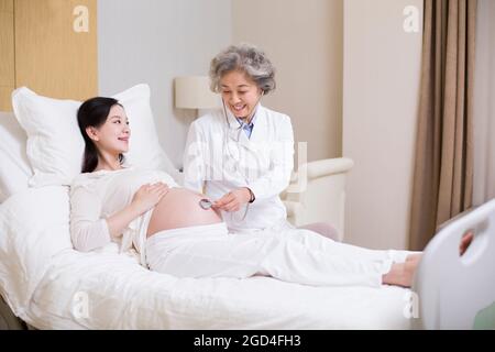 Arzt untersuchen schwangere Frau Stockfoto