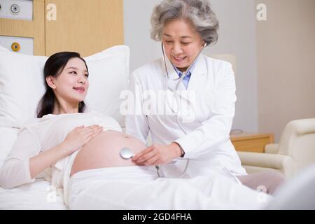 Arzt untersuchen schwangere Frau Stockfoto
