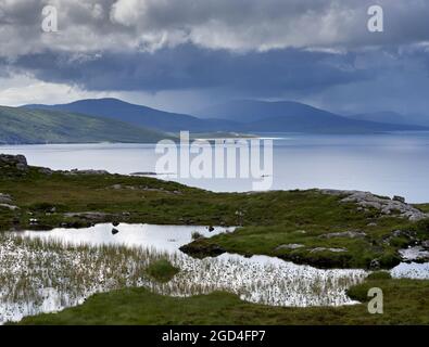 Blick von Meavaig auf den Strand von Luskentire und den Sound of Taransay auf der Insel Harris. Stockfoto