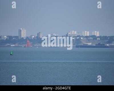 Sheerness, Kent, Großbritannien. August 2021. UK Wetter: Ein sonniger und warmer Morgen in Sheerness, Kent. Eine Thames-Barge, die nahe am Ende von Southend am Seebrücke gesehen wird. Kredit: James Bell/Alamy Live Nachrichten Stockfoto