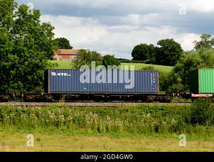 NYK Line Transportcontainer auf einem freightliner Zug, Warwickshire, Großbritannien Stockfoto