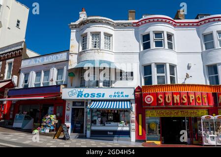 The Rockshop, Rossi Eisdiele Southend on Sea, Essex. Rockshop. Strandpromenade. Touristenladen am Fuß des steilen Pier Hill. Tourismusbranche Stockfoto