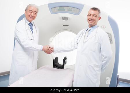 Ärzte im CT-Raum Stockfoto