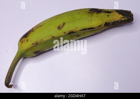 Handvoll frische reife Bananen auf weißem Hintergrund Stockfoto