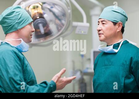 Chirurgen im OP-Saal Stockfoto