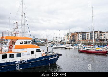 Swansea, UK - 11. Juli 2021: Swansea Marina Hafen mit Booten und Yachten an einem bewölkten Sommertag, South Wales, UK Stockfoto