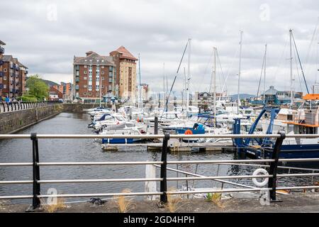 Swansea, UK - 11. Juli 2021: Swansea Marina Hafen mit Booten und Yachten an einem bewölkten Sommertag, South Wales, UK Stockfoto