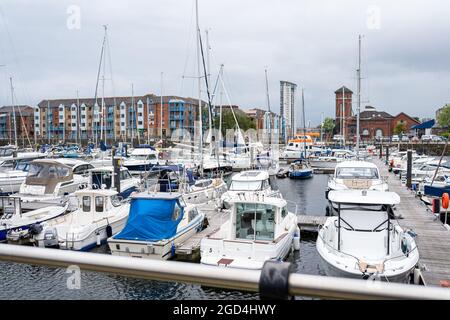 Swansea, UK - 11. Juli 2021: Swansea Marina Hafen mit Booten und Yachten an einem bewölkten Sommertag, South Wales, UK Stockfoto