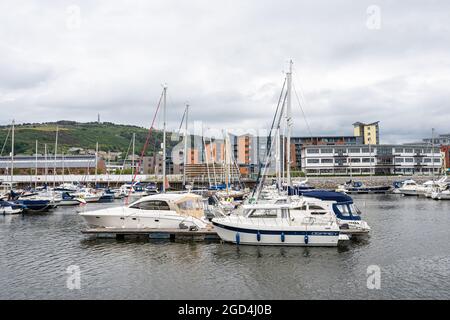 Swansea, UK - 11. Juli 2021: Swansea Marina Hafen mit Booten und Yachten an einem bewölkten Sommertag, South Wales, UK Stockfoto