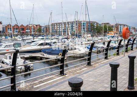 Swansea, UK - 11. Juli 2021: Swansea Marina Hafen mit Booten und Yachten an einem bewölkten Sommertag, South Wales, UK Stockfoto