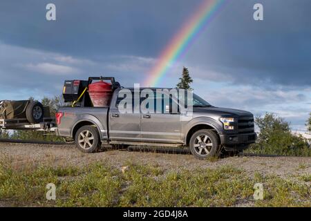 Ein grauer Ford F150 Pick-up-Truck aus dem Jahr 2014, 2015, mit Regenbogen im Hintergrund. Teil eines TV-Werbespot in Alaska. Stockfoto