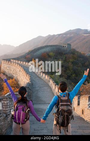 Junges Paar, das auf der Großen Mauer winkt Stockfoto