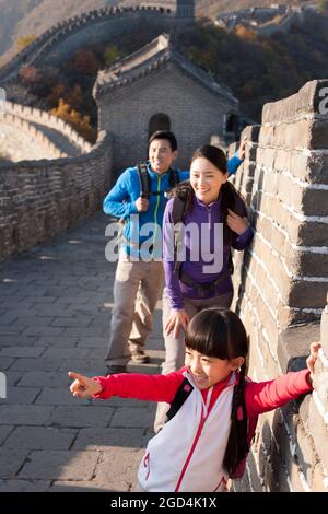 Junge Familie genießt Herbstausflug auf der Großen Mauer Stockfoto