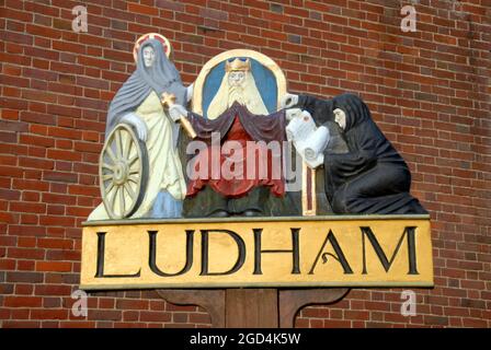 Dorfschild mit König Canute, Ludham, Norfolk, England Stockfoto