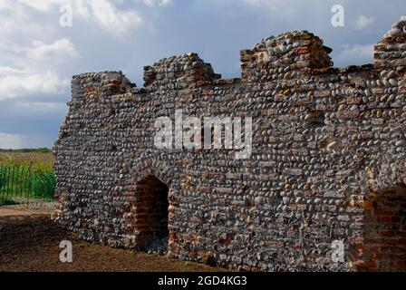 Ein Teil der Überreste der Mauer der St. Benet's Abbey, Norfolk, England Stockfoto