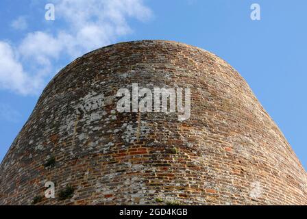 Überreste des Windmühlenturms, St. Benet's Abbey, Norfolk, England Stockfoto