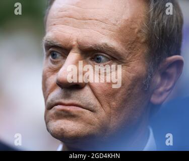 Der ehemalige polnische Premierminister Donald Tusk wird am 10. August 2021 bei einer Kundgebung zur Unterstützung des Senders TVN in Warschau, Polen, gesehen. Mehr als tausend Menschen versammelten sich vor dem Sejm, dem polnischen parlament, um gegen einen Gesetzesvorschlag zu protestieren, der das ausländische Eigentum an Medienunternehmen verbieten würde. In diesem Fall kamen Leute heraus, um den amerikanischen Fernsehsender TVN zu unterstützen, dessen Lizenz im September ausläuft. Die Regierung hat angegeben, dass sie die Lizenz im Rahmen der derzeitigen Eigentümerstruktur nicht erneuern wird, ein Schritt, der laut Kritikern das Ende unabhängiger Medien in Polen bedeuten könnte. (Foto von Jaap Arriens/Sipa USA) Stockfoto