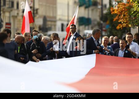 Bei einer Kundgebung zur Unterstützung des Fernsehsenders TVN in Warschau, Polen, halten Demonstranten am 10. August 2021 eine riesige polnische Flagge. Mehr als tausend Menschen versammelten sich vor dem Sejm, dem polnischen parlament, um gegen einen Gesetzesvorschlag zu protestieren, der das ausländische Eigentum an Medienunternehmen verbieten würde. In diesem Fall kamen Leute heraus, um den amerikanischen Fernsehsender TVN zu unterstützen, dessen Lizenz im September ausläuft. Die Regierung hat angegeben, dass sie die Lizenz im Rahmen der derzeitigen Eigentümerstruktur nicht erneuern wird, ein Schritt, der laut Kritikern das Ende unabhängiger Medien in Polen bedeuten könnte. (Foto von Jaap Arriens/Sipa USA) Stockfoto