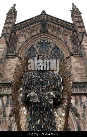 Die Messerengel-Skulptur auf dem Vorplatz der Hereford Cathedral Stockfoto