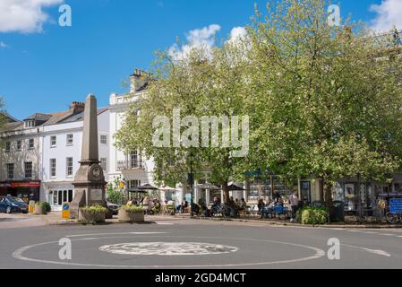 Totnes-Stadt, Blick auf den Wills Obelisk und Menschen, die sich auf Cafés auf Terrassen in der historischen Gegend von Plains im Zentrum von Totnes, Devon, England, Großbritannien, entspannen Stockfoto