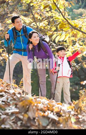 Happy Family wandern Stockfoto