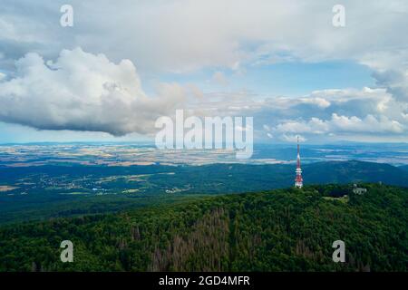 Luftaufnahme der schönen Landschaft in den Bergen mit Wald. Sleza Berg bei Breslau in Polen. Natur Hintergrund Stockfoto