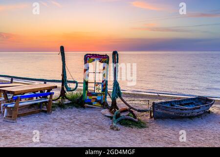 Vama Veche, Rumänien. Taverna (Cherhana Vama Veche) und wilder Strand vor Sonnenaufgang. Stockfoto