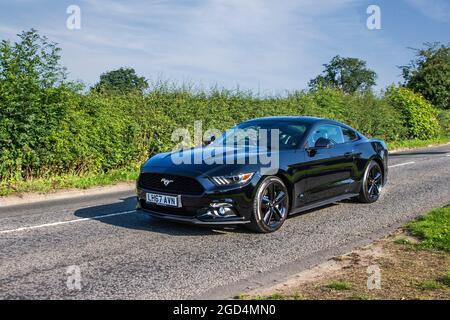 2017 Black Ford Mustang 2dr 6-Gang sequenzielle Automatik 2261 ccm Benzin Coupé auf dem Weg zur Capesthorne Hall classic Juli Auto Show, Ceshire, Großbritannien Stockfoto