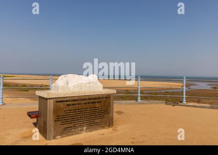 Marmorstatue eines Schwimmers, zum Gedenken an den Kommandanten Charles Gerald Forsberg, Langstreckenschwimmer, an der Morecambe Bay Promenade, Großbritannien. Stockfoto