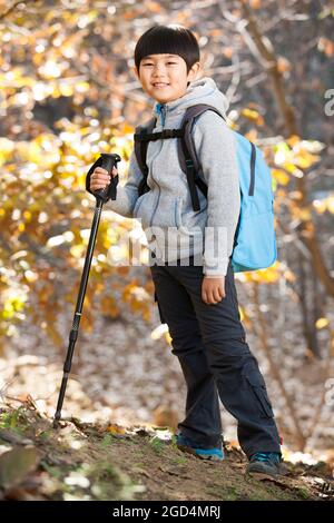 Fröhlicher Vater und Sohn wandern Stockfoto