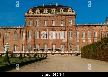 Einige Details des Parks und der Außenfassade des Savoy Royal Palace von Venaria reale, etwas außerhalb von Turin Stockfoto