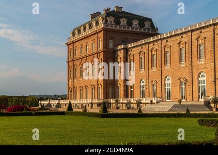 Einige Details des Parks und der Außenfassade des Savoy Royal Palace von Venaria reale, etwas außerhalb von Turin Stockfoto