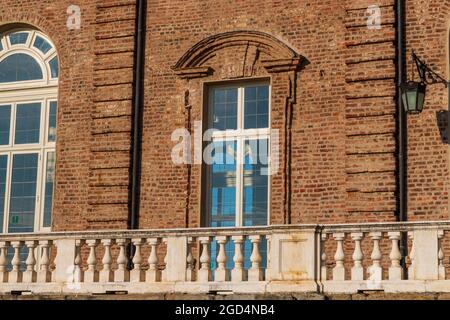 Einige Details des Parks und der Außenfassade des Savoy Royal Palace von Venaria reale, etwas außerhalb von Turin Stockfoto