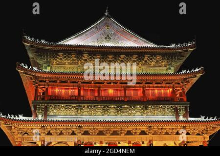 Nachtansicht - hell beleuchtete Ostfassade - Gulou oder Drum Tower. XI'an-Shaanxi-China-1537 Stockfoto