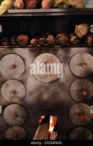 Holzofen-Küche Herd-Backen Süßkartoffeln- Braten Maiskolben. Muslim Quarter-Xi'an-China-1543 Stockfoto