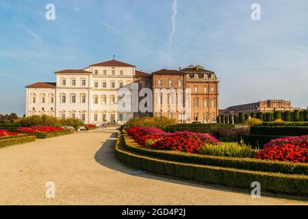 Einige Details des Parks und der Außenfassade des Savoy Royal Palace von Venaria reale, etwas außerhalb von Turin Stockfoto