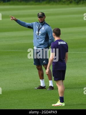 Anderlechts Cheftrainer Vincent Kompany spricht mit Anderlechts Sergio Gomez während einer Trainingseinheit von RSCA Anderlecht vor dem Spiel zwischen Al Stockfoto