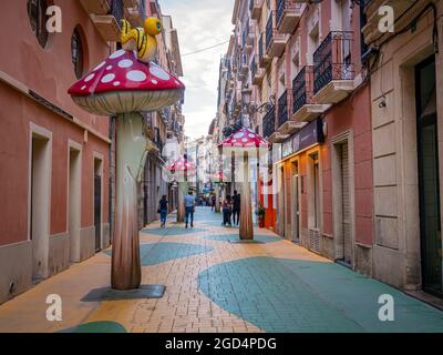 Alicante, Spanien - 08. Jun 2021: Märchenpilze und Insekten auf der Straße in Alicante, Spanien, Europa Stockfoto