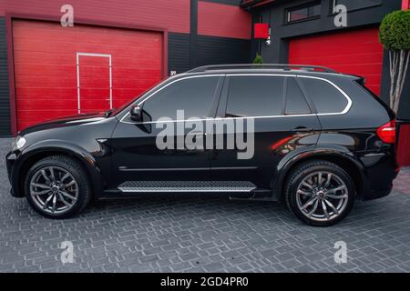 Ukraine, Odessa 8. - 2021. Juli: Schwarzer Kompaktkreuzer BMW X5 auf dem leeren Parkplatz, Seitenansicht. Stockfoto